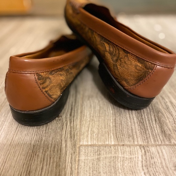 Weejuns suede with lace print loafer - Picture 3 of 5